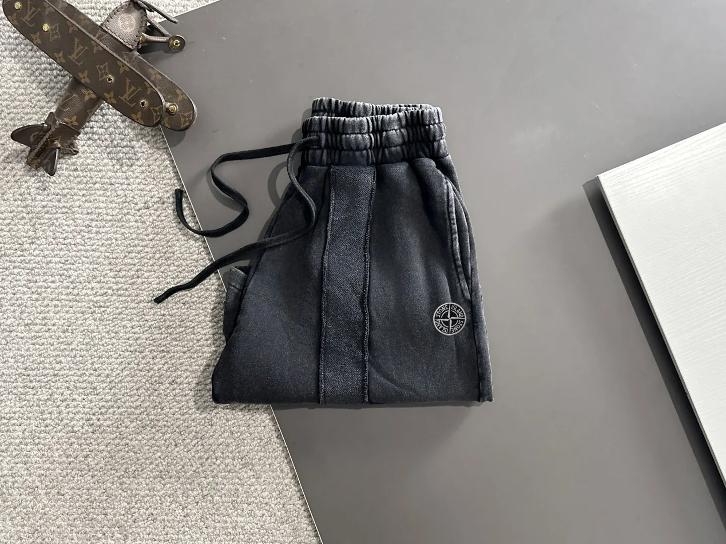 🅿️330 shipped next day, high quality Stone lsland/stone island 2025 spring and summer new style casual solid color loose shorts with elastic band, two needle stitches at the hem of the trousers, fine and firm stitching, custom-made fabrics at the counter, high breathability and comfort, impeccable details, brand element design concept, reflecting high quality. It feels delicate and soft! It presents a casual cut and the upper body shape is great! Size: S-XXL